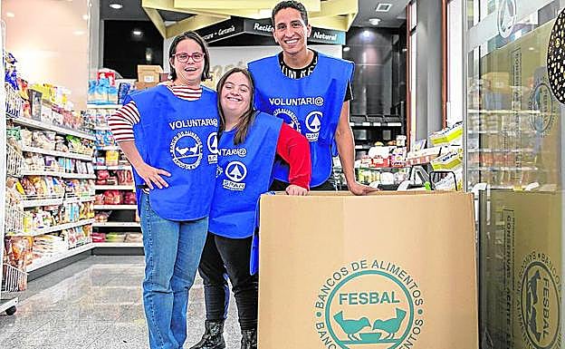 Recogida solidaria de alimentos realizada en una de las tiendas SPAR en 2019 con la colaboración de la Asociación Síndrome de Down de Las Palmas.
