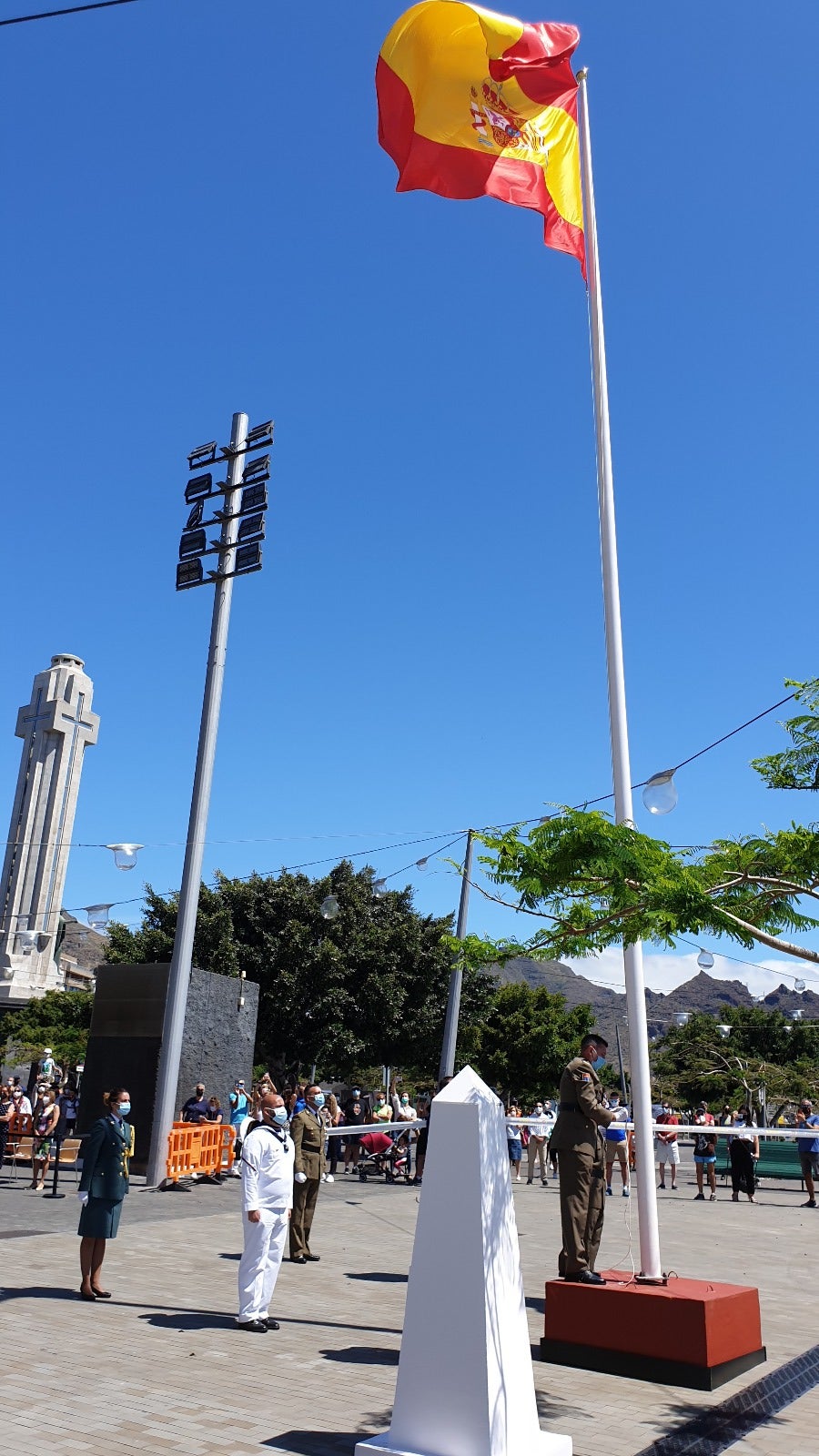 Fotos: La plaza del Cabildo de Tenerife acoge los actos del día de las Fuerzas Armadas en Canarias 2021