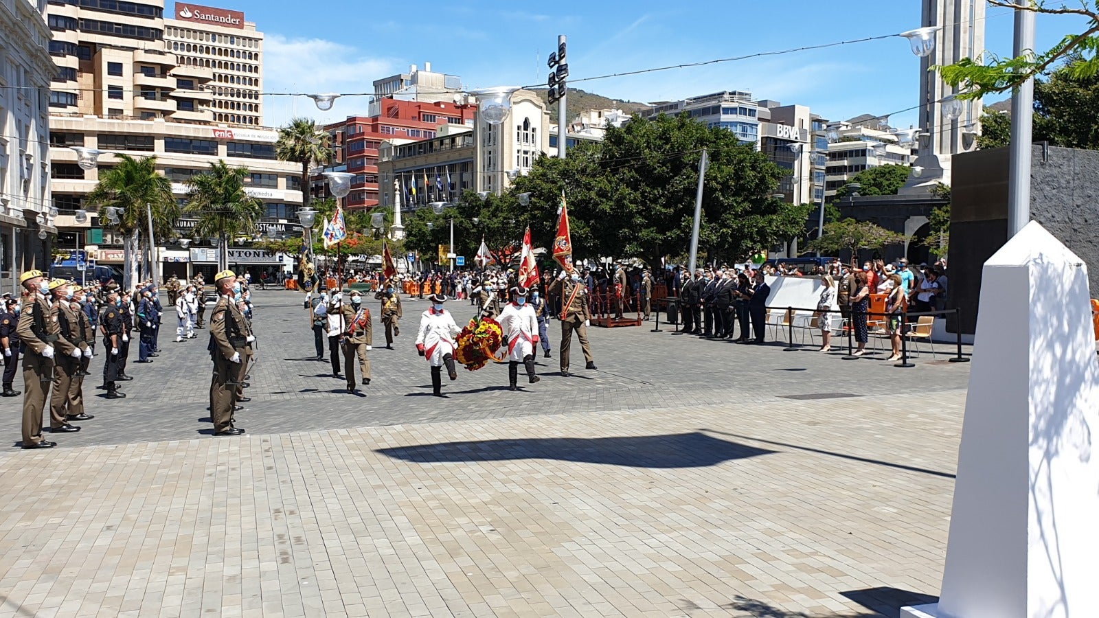 Fotos: La plaza del Cabildo de Tenerife acoge los actos del día de las Fuerzas Armadas en Canarias 2021