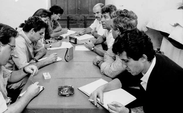 Foto de archivo de los años 80 del siglo XX. Antonio Muñoz es el primero de la derecha, en primer plano. 