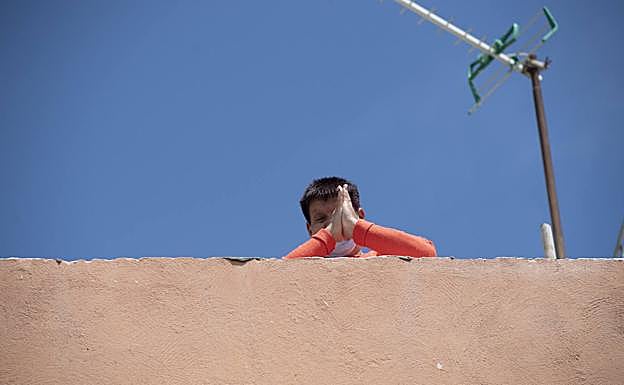 Carmen, atrincherada en la azotea, donde vivía. 