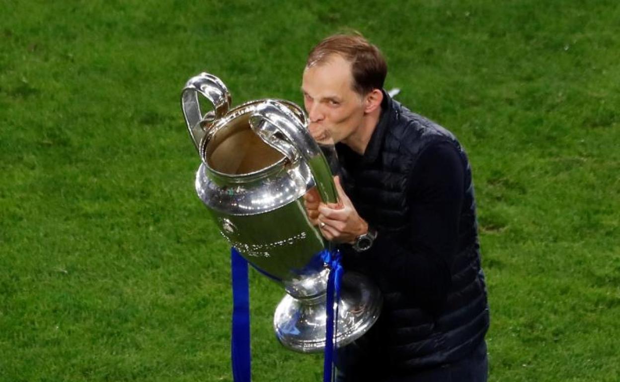 Thomas Tuchel besa el trofeo de la Champions conquistado por el Chelsea. 