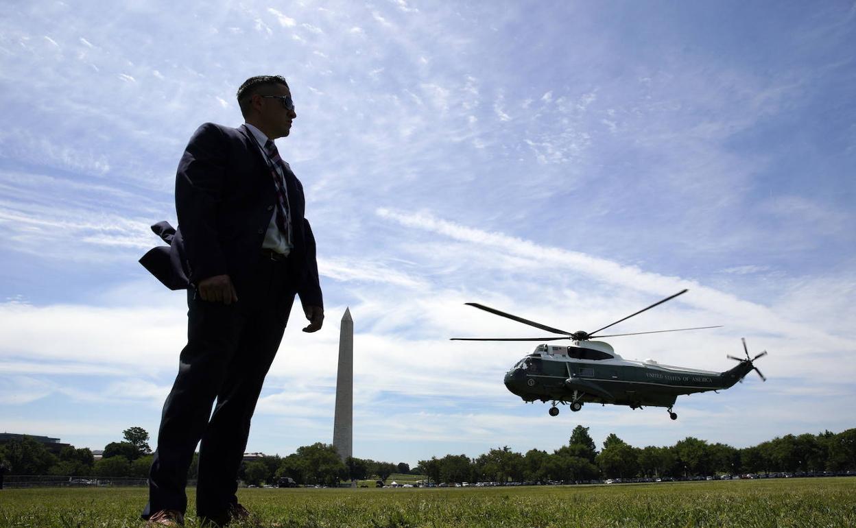 Momento en que despega el helicóptero que lleva a Joe Biden a su visita a Tusla, en Oklahoma.
