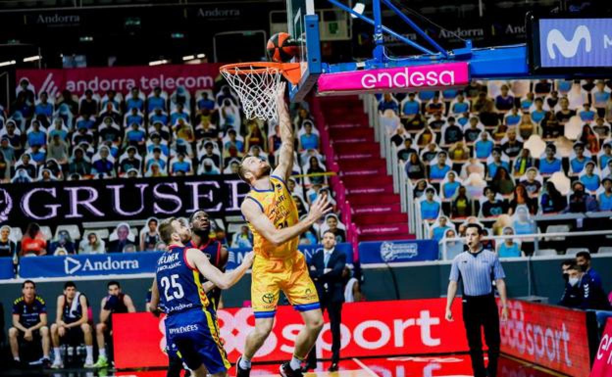 Costello anota en el partido ante el Andorra. 