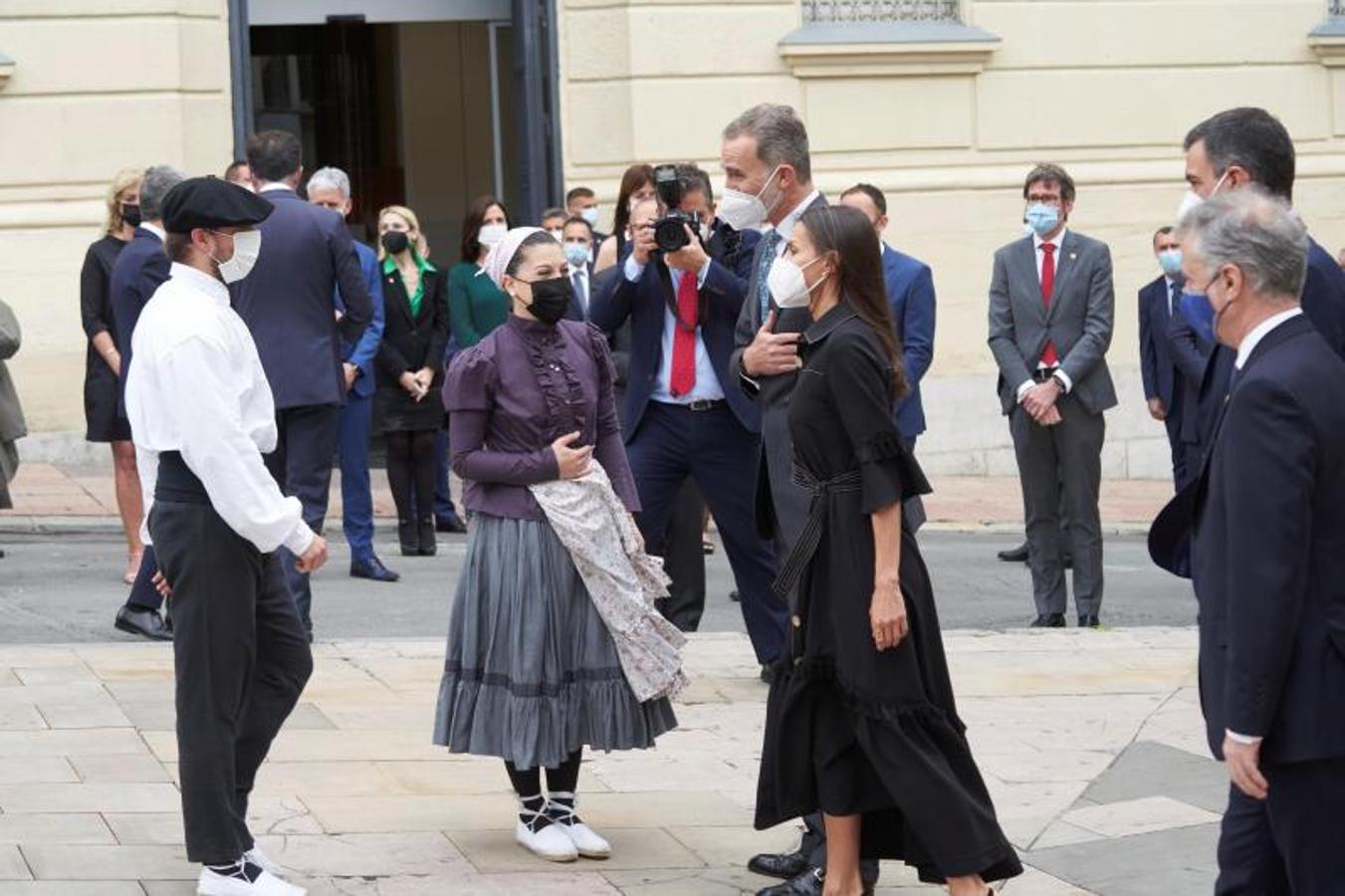 El Rey Felipe junto a la Reina Letizia, saludan a los dantzaris en presencia del Presidente del Gobierno, Pedro Sánchez (2d) y el Lehendakari Iñigo Urkullu (d) en la inauguración del centro memorial de las victimas del terrorismo en Vitoria.