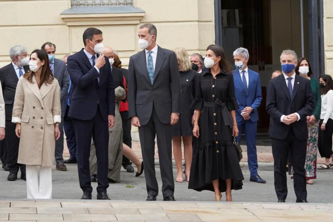El Rey Felipe junto a la Reina Letizia, el Presidente del Gobierno, Pedro Sánchez(i) y el Lehendakari Iñigo Urkullu (d) en la inauguración del centro memorial de las victimas del terrorismo, en Vitoria.