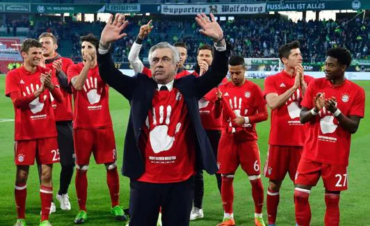 Carlo Ancelotti, celebrando la Bundesliga que ganó con el Bayern de Múnich. 