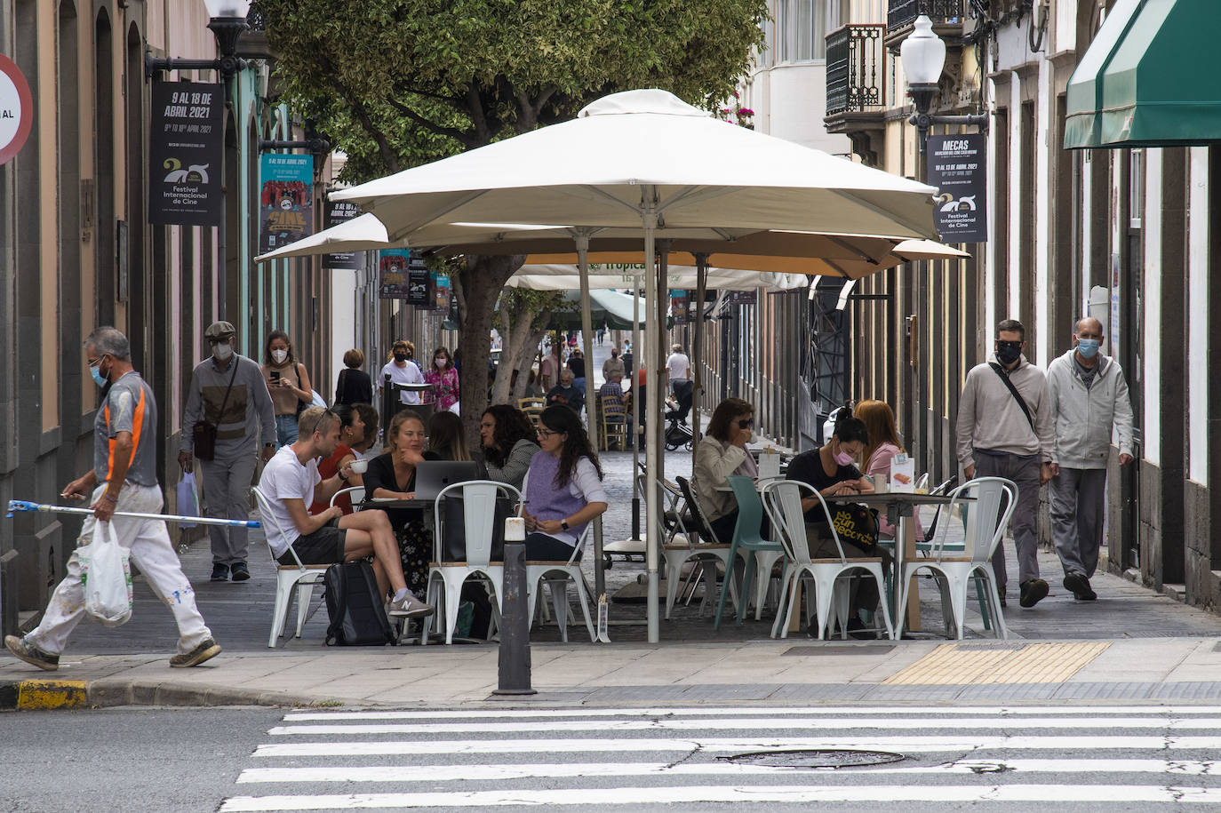 La ampliación de horarios y aforos ha animado el consumo y la actividad y tirado del empleo. 