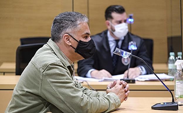 El acusado, en primer término durante su declaración. 