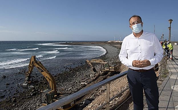 El edil Francisco García, en una visita a las obras en Pozo Izquierdo. 