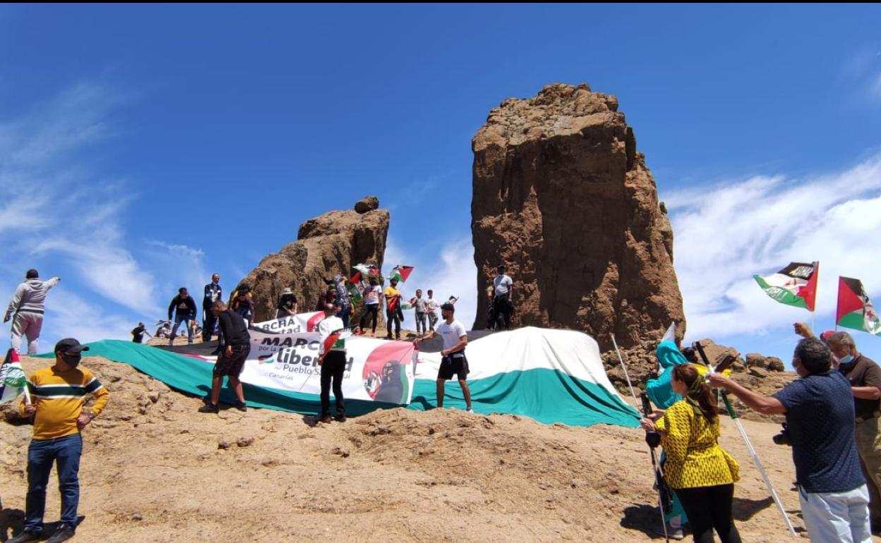 Imagen de una reivindicación en el Roque Nublo. 