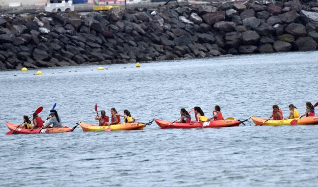 Las divertidas clases para aprender a maniobrar con el kayak atrae a muchos jóvenes, y mayores, a las escuelas de las Islas Canarias.