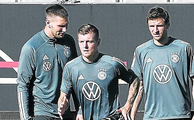 Kroos hace un ejercicio durante la concentración de Alemania para preparar la Eurocopa