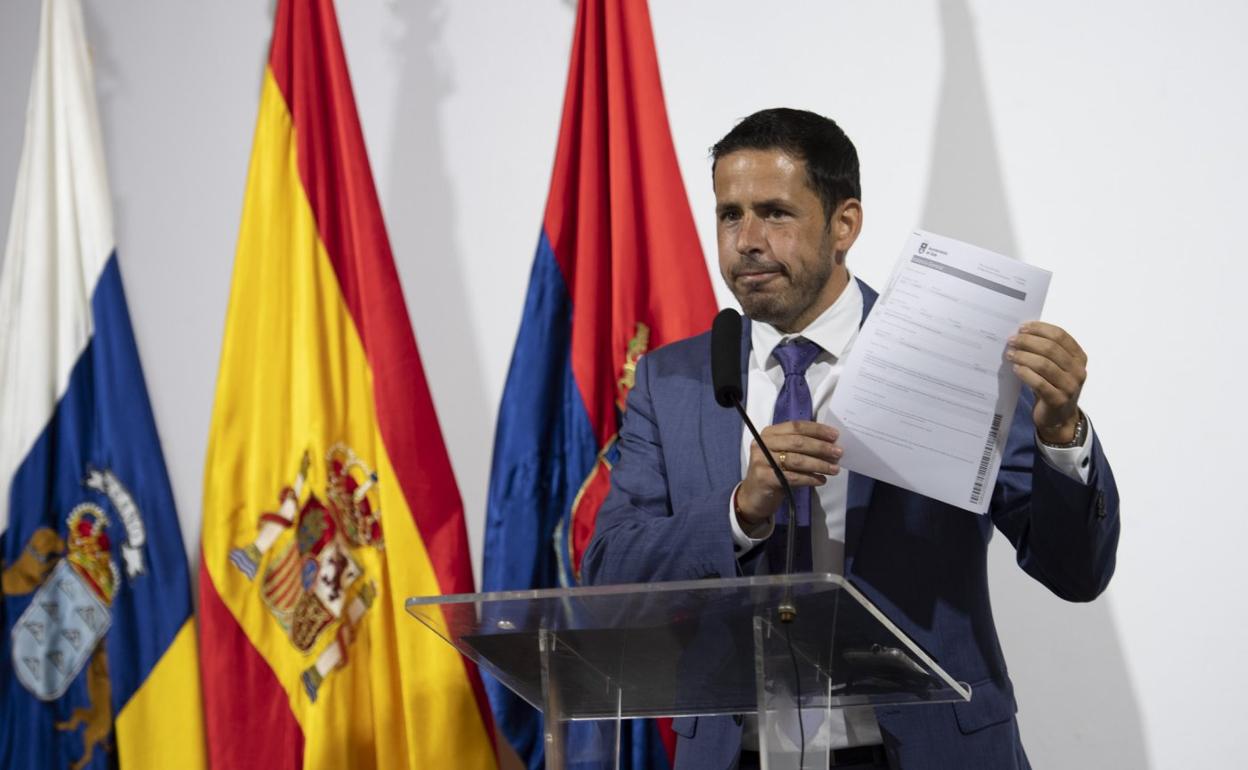 Héctor Suárez enseña el documento que recoge su renuncia como alcalde en la rueda de prensa. 