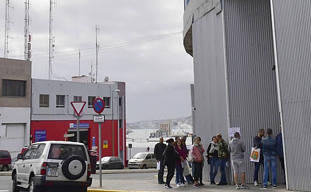 Cola de aspirantes para presentar solicitudes a la selección de Guaguas Municipales. 