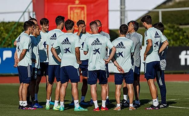 Los internacionales españoles, durante un entrenamiento colectivo previo al positivo de Busquets.