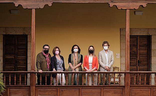 De izquierda a derecha, Manolo González, Encarna Galván, Elena Acosta, Guacimara Medina y Daniel Abad, ayer en la Casa de Colón. 