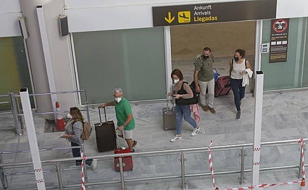 Turistas en el aeropuerto de Lanzarote 