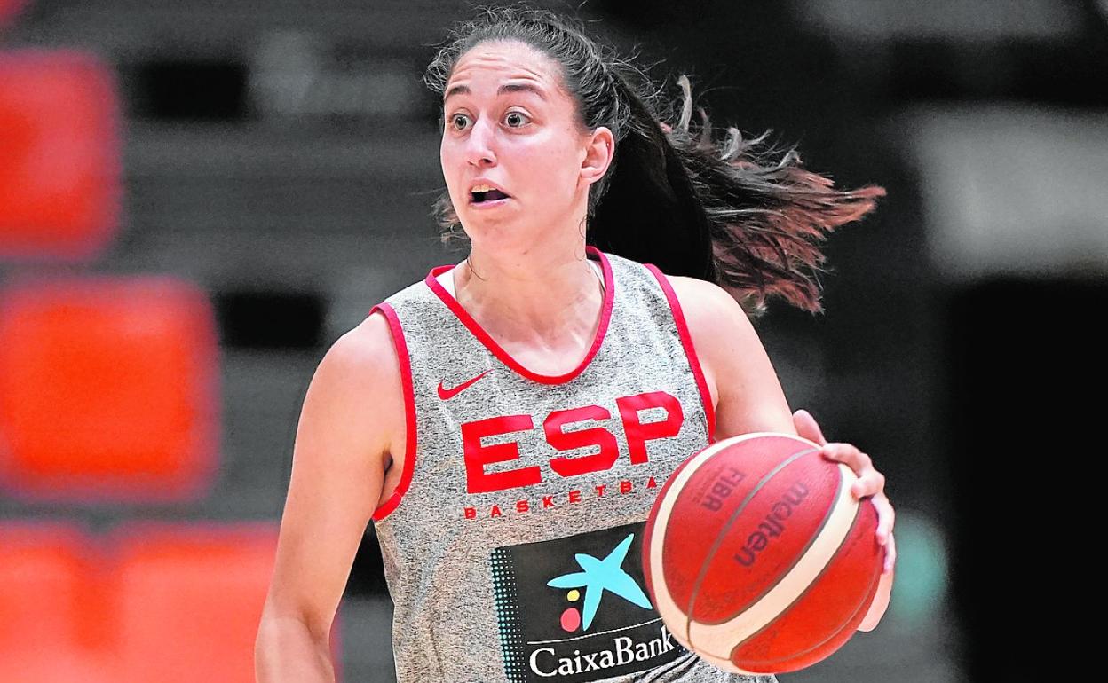 La jugadora isleña Maite Cazorla conduce el balón en un entrenamiento del combinado nacional absoluto. 