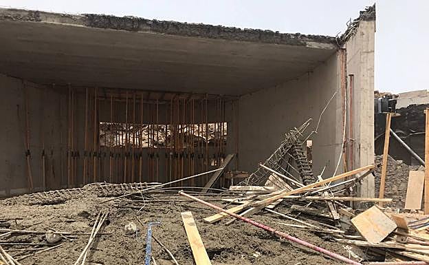 Imagen principal - Cuatro heridos por el desplome de un forjado en un edificio de Teguise