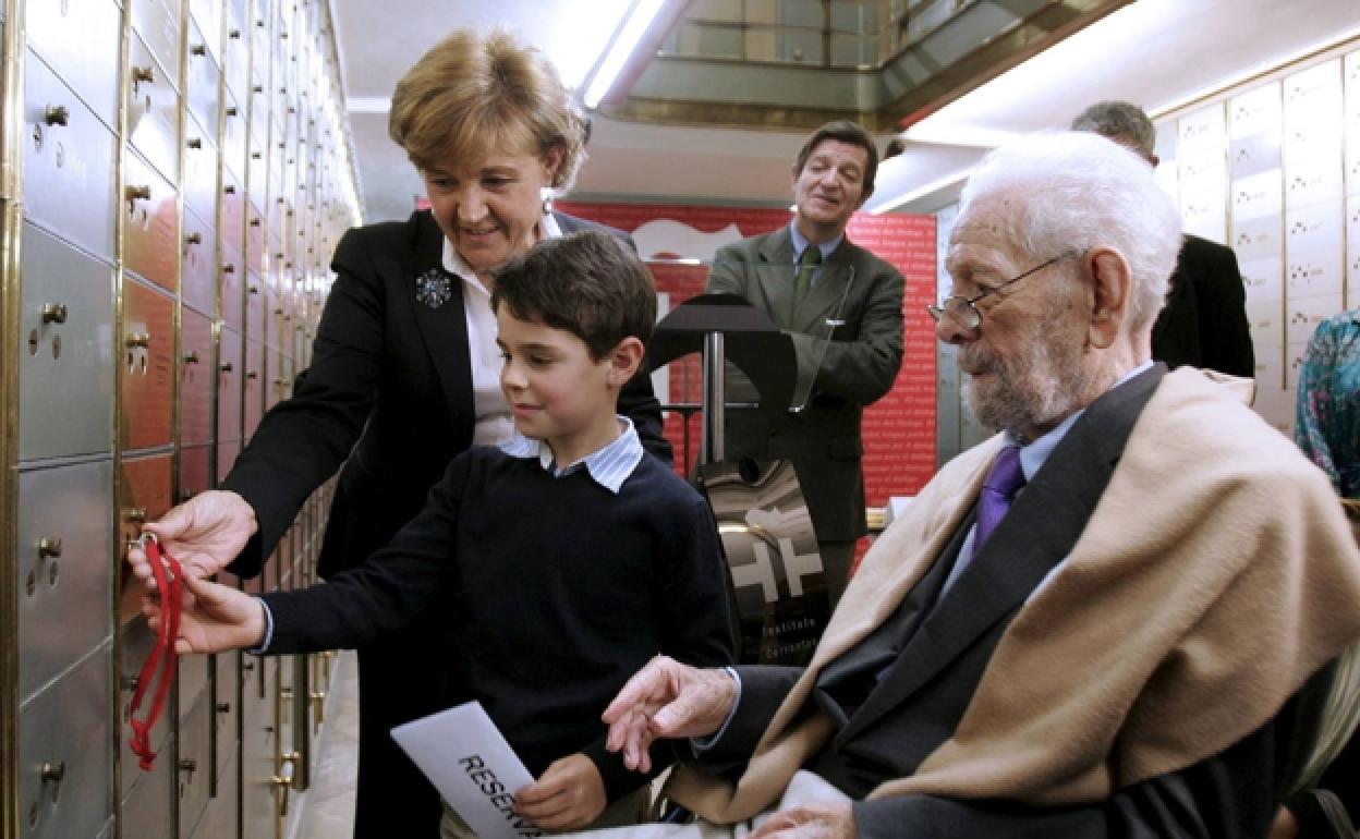 El cineasta Luis García Berlanga, en mayo de 2008, junto a su nieto y la directora del Instituto Cervantes, Carmen Caffarel en la entrega de su legado. 