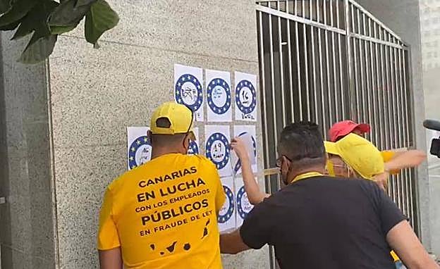 Imagen de los trabajadores públicos en el momento de la acción en el sede del Gobierno. 