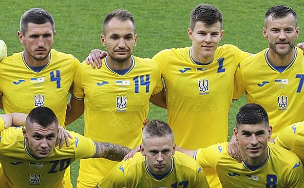Jugadores de la selección ucraniana forman antes de un partido. 