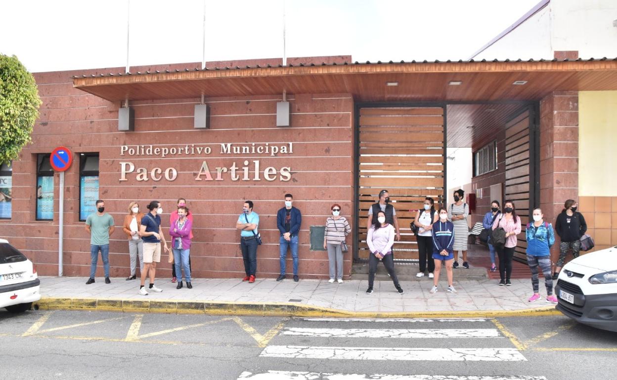 Concentración de parte del personal despedido por Lude tras el cierre del polideportivo Paco Artiles en la misma entrada de la instalación. 