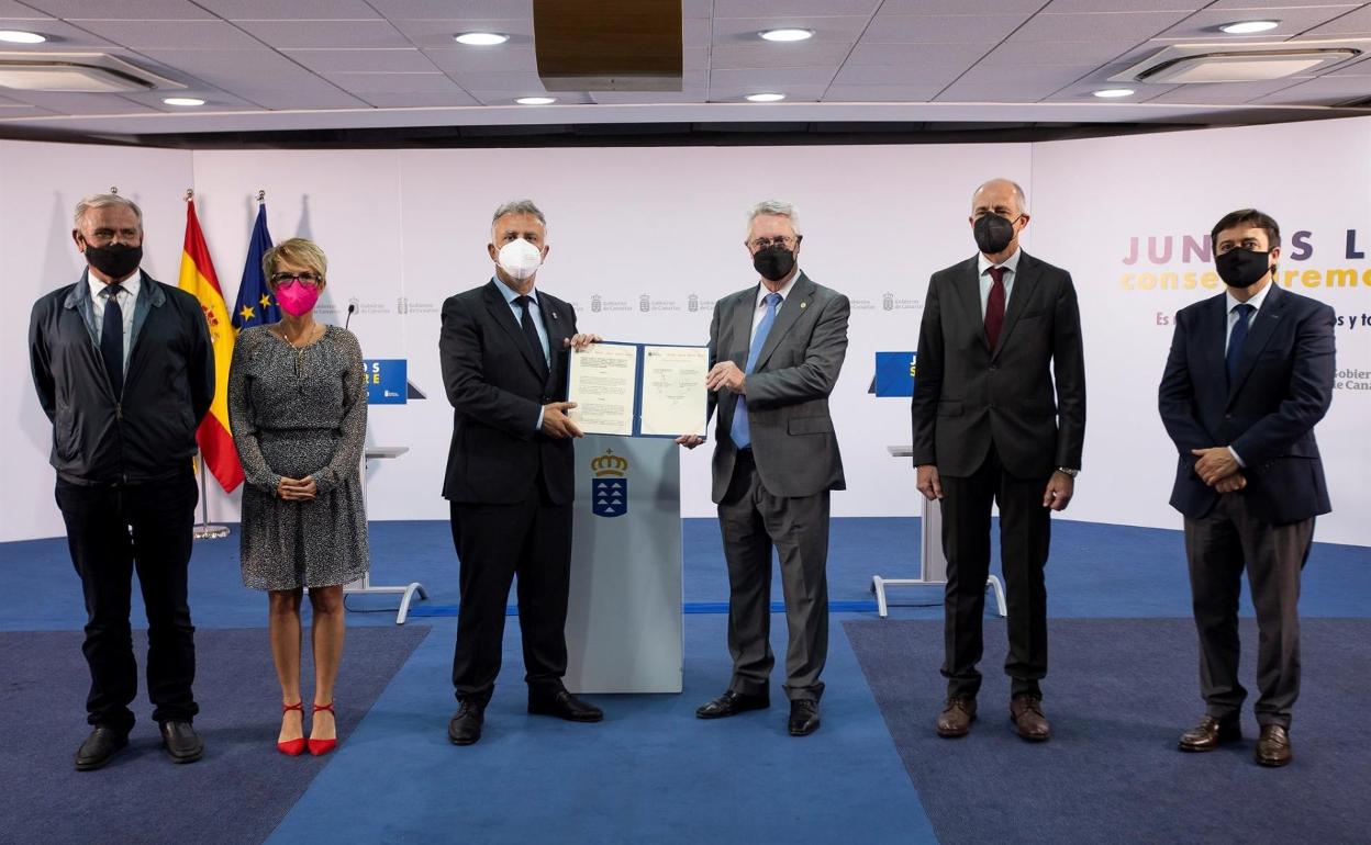 Los presidentes de las Cámaras de Comercio, ayer, en la firma del convenio con la Consejería de Economía del Gobierno de Canarias . 