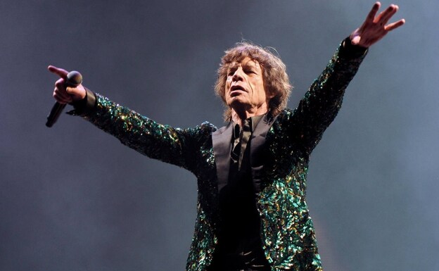 Jagger con la chaqueta 'Glamouflage' que lució en Glastonbury en 2013 y que Christie's saca a subasta. 