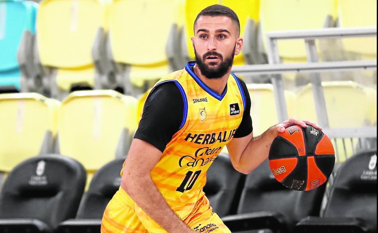 El base grancanario Javier López dirige el juego en un encuentro del primer equipo. 