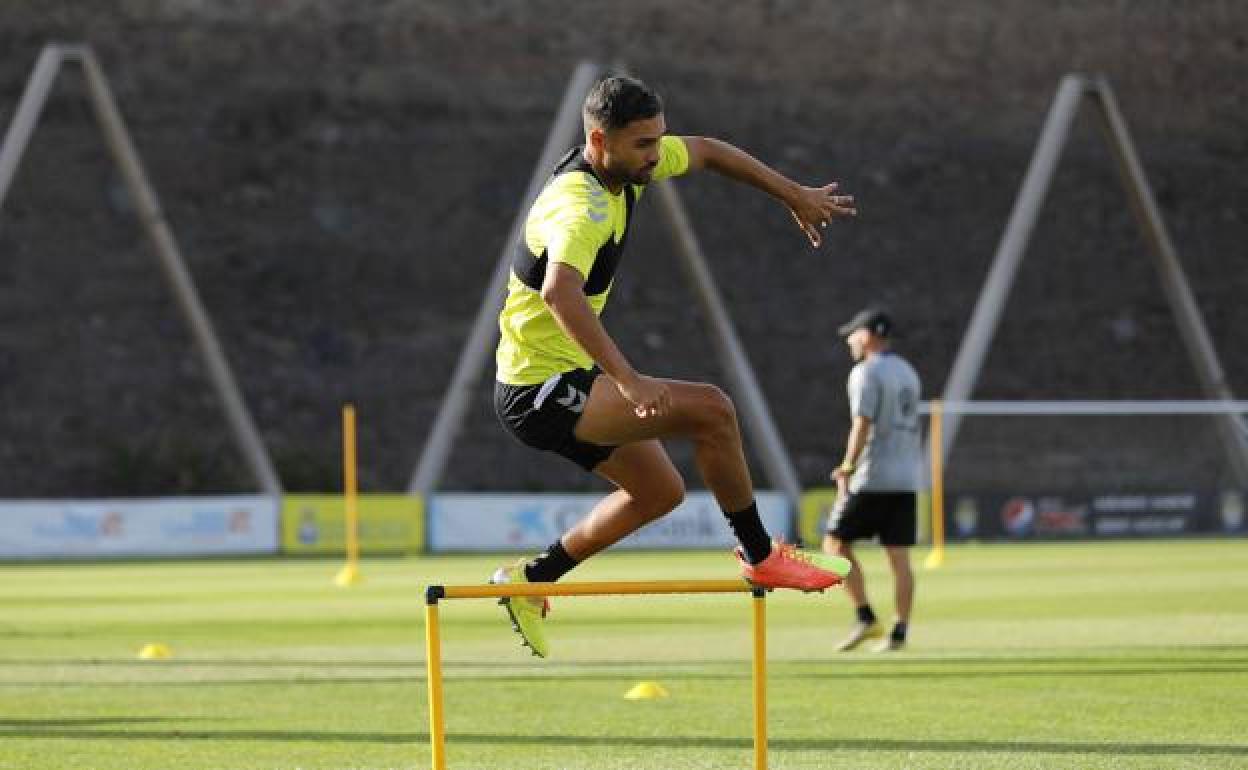 Crece la opción de Benito Ramírez como único lateral izquierdo