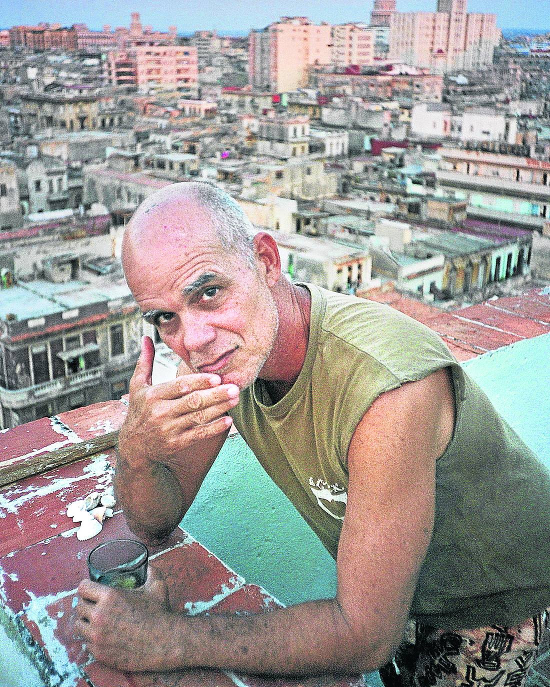 Pedro Juan Gutiérrez, en la terraza de su casa, en Centro Habana.