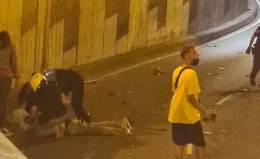 un motorista es asistido por las fuerzas de seguridad en la capital grancanaria. 