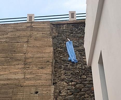 Imagen del espantapájaros colocado en el muro. 