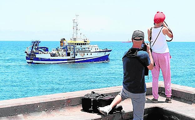 El buque Ángeles Alvariño regresa a la zona de búsqueda del cuerpo de la pequeña Anna y de su asesino tras reparar una avería. 