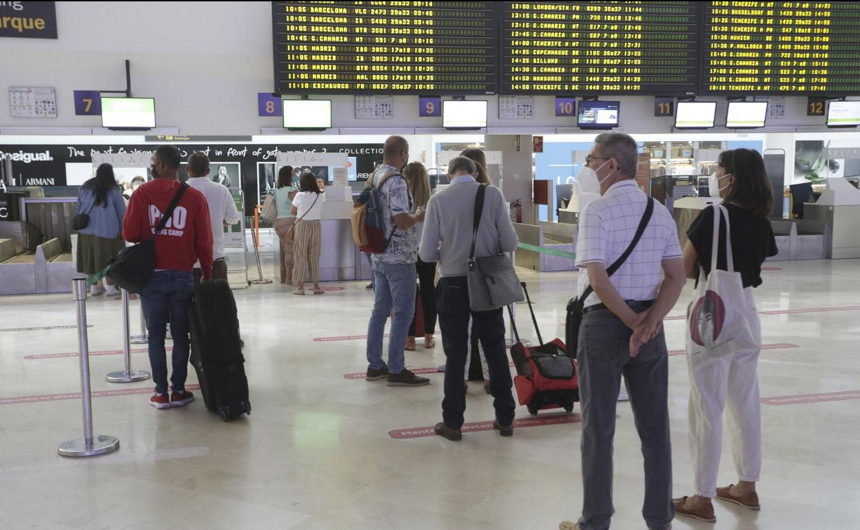 Pasajeros en la terminal principal de Guacimeta. 