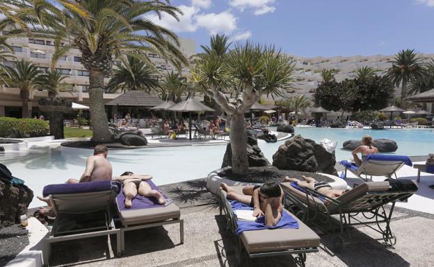 En julio no se prevé la llegada de turistas británicos. Habrá que esperar hasta agosto al retrasarse la desescalada final.