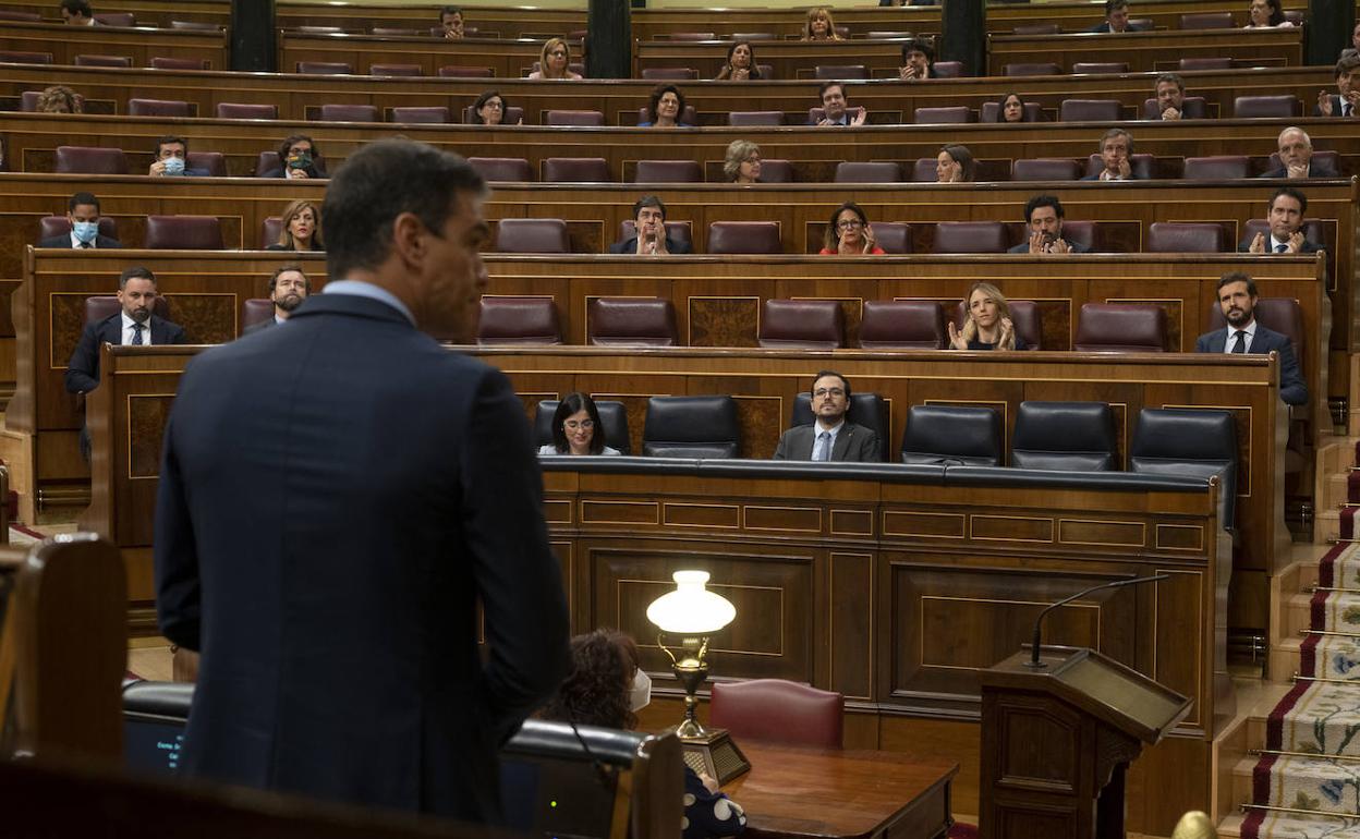 Foto de archivo del Congreso de los Diputados, con el presidente Pedro Sánchez de espaldas. 