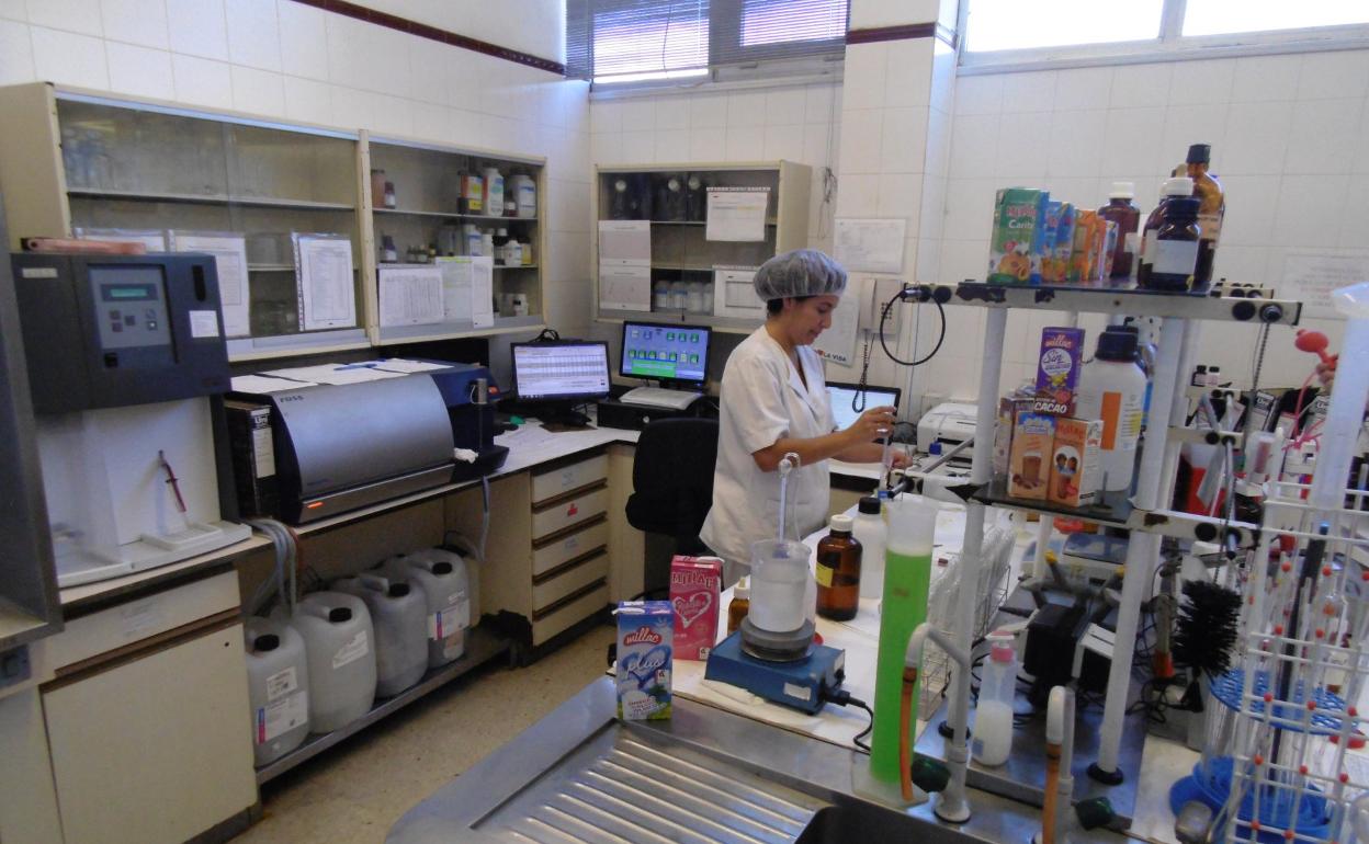 Imagen de una trabajadora del departamento de Calidad de JSP. A la empresa le quedan 20 días para alcanzar una solución. 