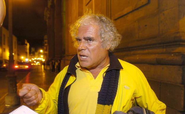 El padre Báez matiza sus palabras e insiste en que es víctima de un acoso político