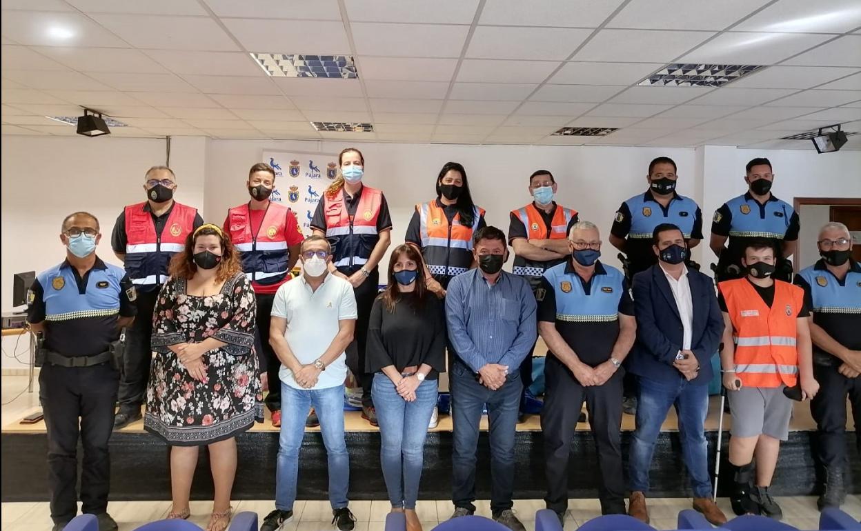El alcalde Pedro Armas, con voluntarios y policías lcoales.