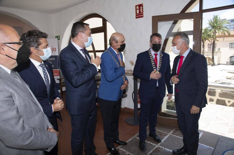 Imagen principal - Torres agradece a Skal Gran Canaria su trabajo en favor del turismo