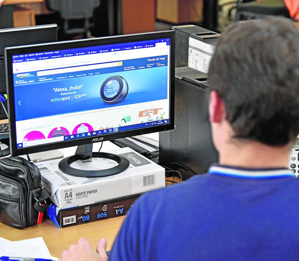 Las trabas al comercio electrónico provocan que muchas empresas decidan no enviar a Canarias. 