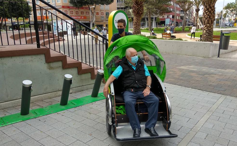 Manuel Santana llegó a la plaza de España a bordo del nuevo triciclo que pedaleaba Yeray Bombín, de Mejor en Bici. 