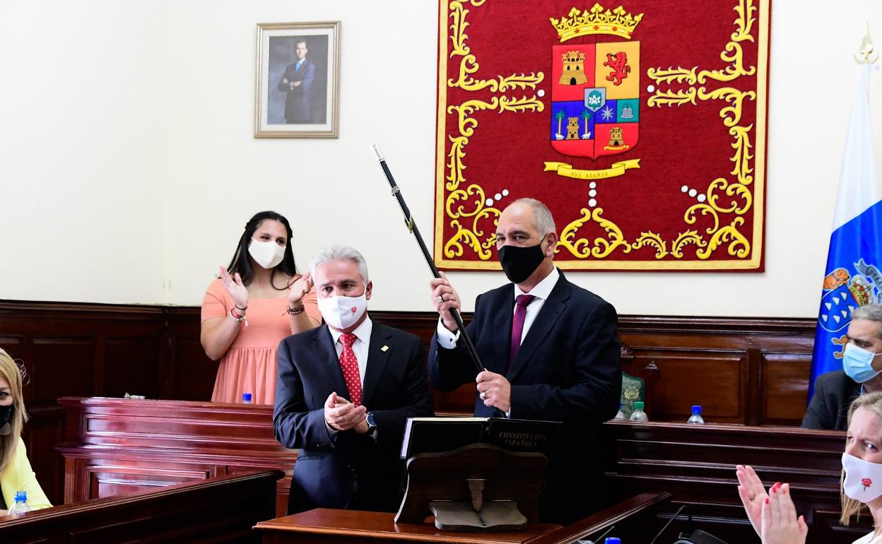 Momento en que Sergio Nuez ya tiene en sus manos el bastón de mando que le ha traspasado el alcalde saliente, Gonzalo Rosario. 