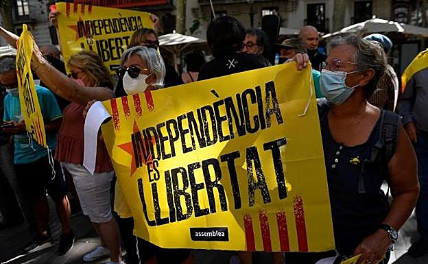 Pancartas esta mañana frente al Liceo de Barcelona.