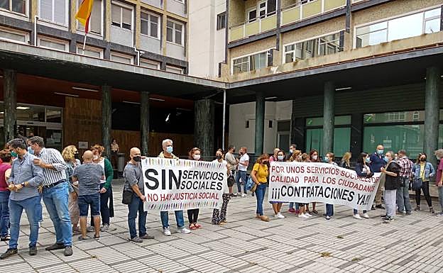 Un instante de la protesta de los trabajadores sociales del Ayuntamiento. 