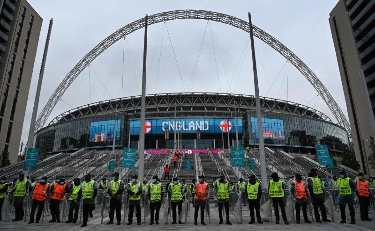 El estadio de Wembley, custodiado por las Fuerzas de Seguridad. 