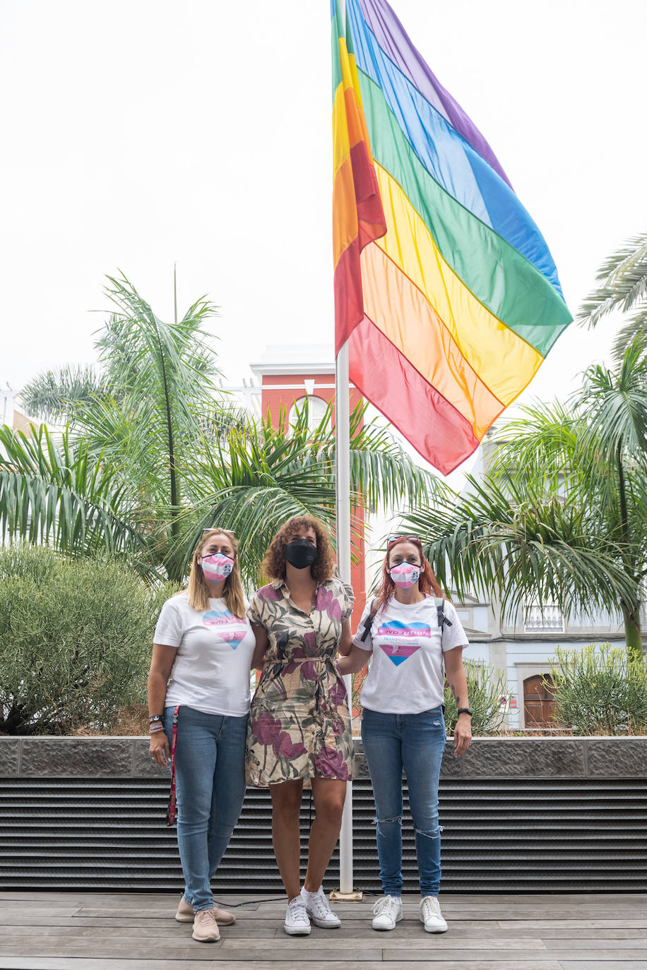 Fotos: El Cabildo de Gran Canaria iza la bandera arcoiris con motivo del Día Internacional del Orgullo LGTBI